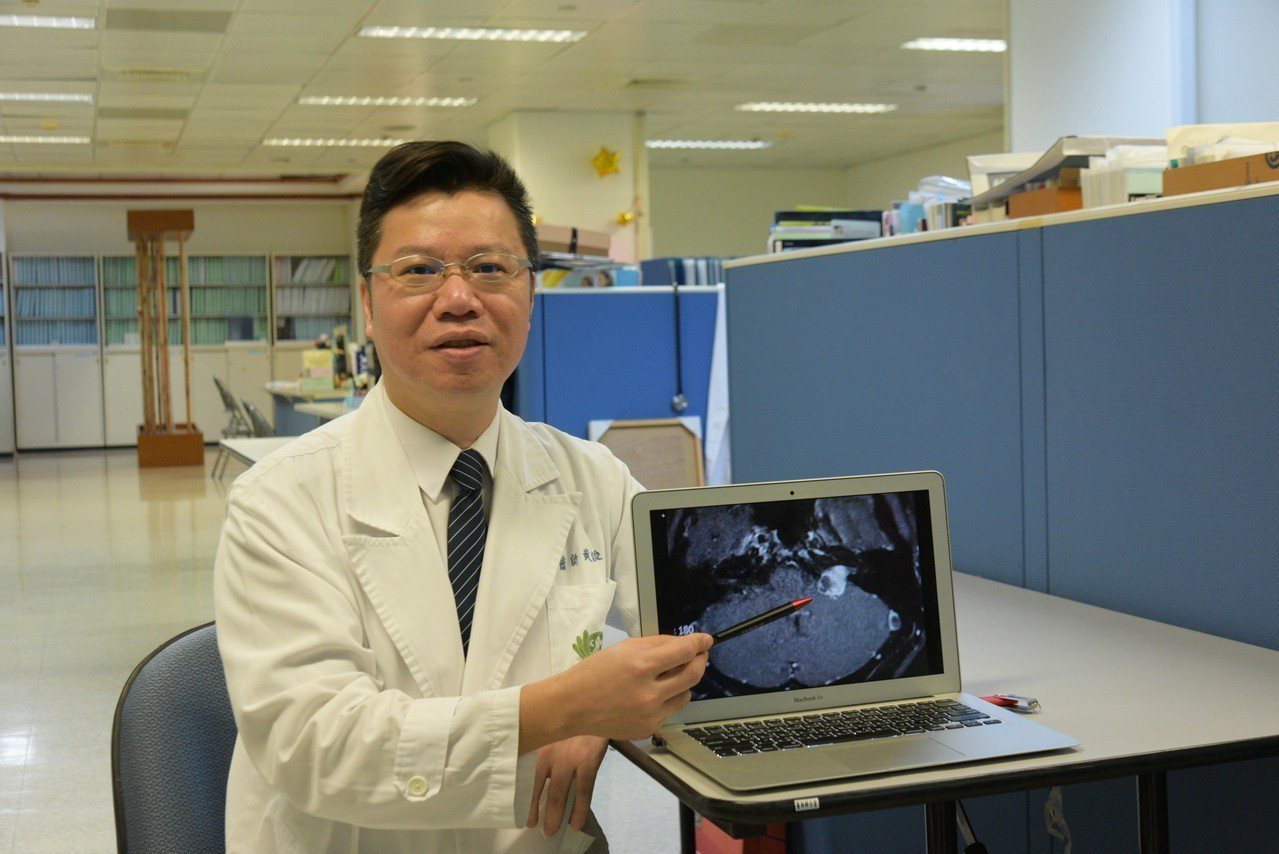 耳鼻喉科暨聽語中心主任黃俊豪領導的團隊，以台灣健保資料庫進行分析，追蹤12年後發現，年輕時耳鳴應留心，未來腦瘤機會增加。圖／大林慈濟醫院提供