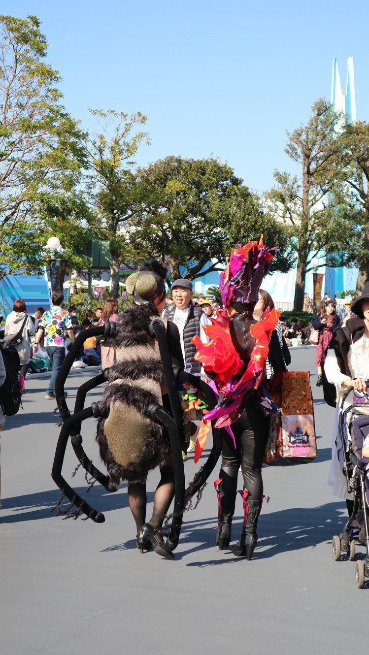 「迪士尼萬聖節」歡迎民眾變裝玩耍，不少民眾展現驚人巧手，自己造型自己打造。圖／東京記者蔡佩芳攝影