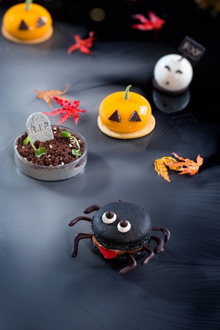 手工親製暗黑蜘蛛馬卡龍，特別用巧克力製成8隻腳，放入馬卡龍夾層。圖／台北君悅酒店提供