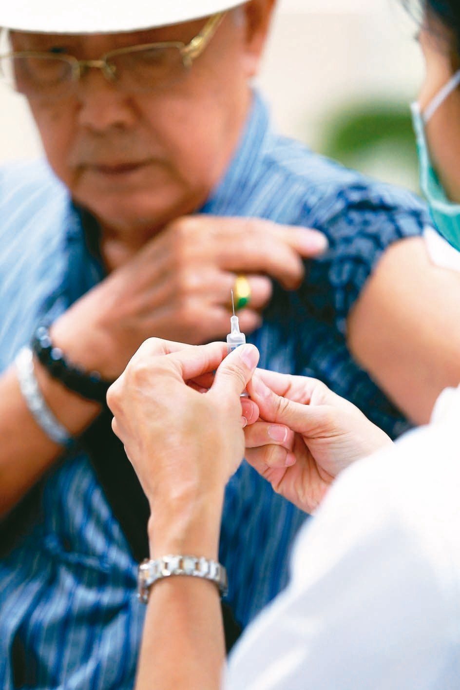 老年人易有慢性病，為肺炎高危險族群，醫師建議施打疫苗。