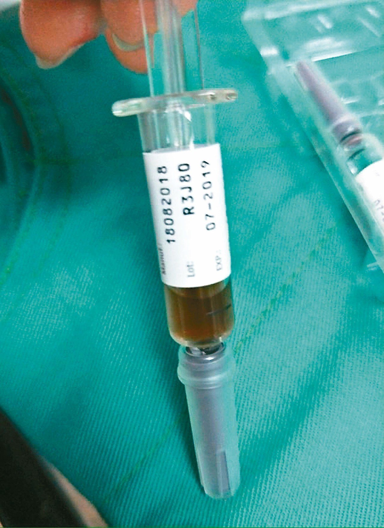 正常流感疫苗顏色應是透明，但台北市立聯合醫院日前卻發現一支公費、未拆封的賽諾菲藥廠疫苗竟為咖啡色。<br />圖／疾管署提供