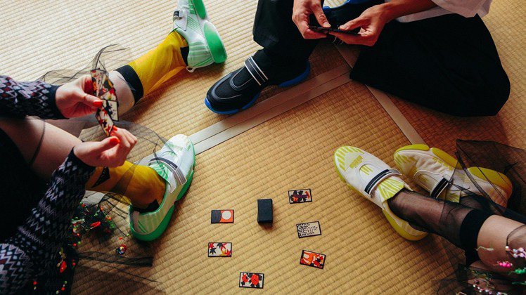 Kenta Nakamura捕捉三五好友們在室內空間玩樂的畫面，榻榻米、歌留多等充滿日式風格的元素與帶著鮮艷前衛色彩的Cloudbust Landing鞋款對比出趣味。圖／Prada提供