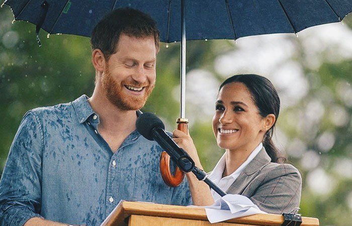 哈利王子日前演講時遇到下雨，旁人要拿傘給他，他以「沒關係，我有我老婆」甜蜜回絕。圖／摘自Storypick