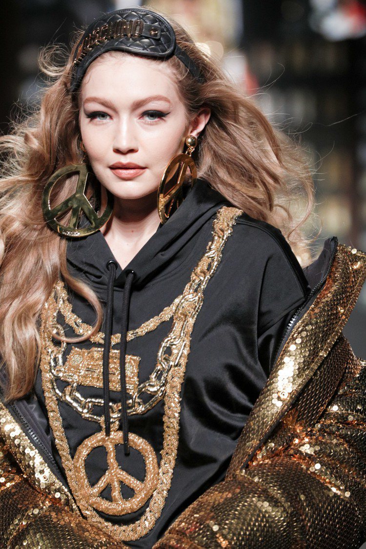 超模Gigi Hadid演繹Moschino [tv] H&M系列。圖／H&M提供