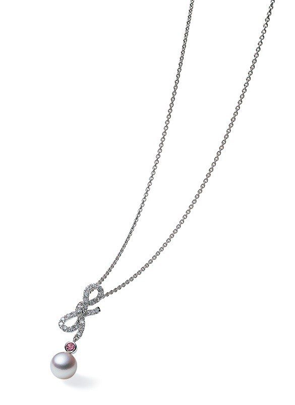 迪麗熱巴配戴的MIKIMOTO Dancing Lines Collection 日本 Akoya 珍珠鑲嵌鑽石及粉紅剛玉墜鍊，63,000元。圖／MIKIMOTO提供