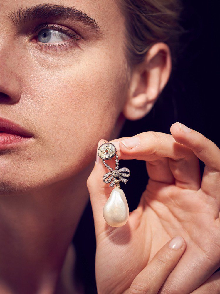 領拍的瑪麗安東妮的天然珍珠配鑽石吊墜，除了名人加持，如此尺寸的天然珍珠亦相當罕見，估價約3,092萬元。圖／蘇富比提供