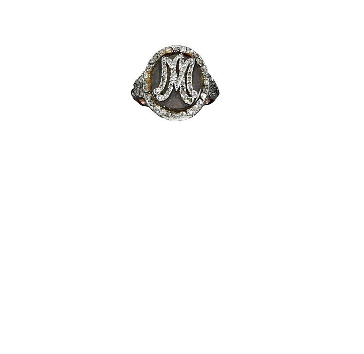 這枚鑽石戒指鑲有瑪麗安東妮的姓名縮寫「MA」並藏有她的編髮，與另外兩枚藏有編髮期的姓名縮寫戒指一同拍賣，估價62萬元。圖／蘇富比提供