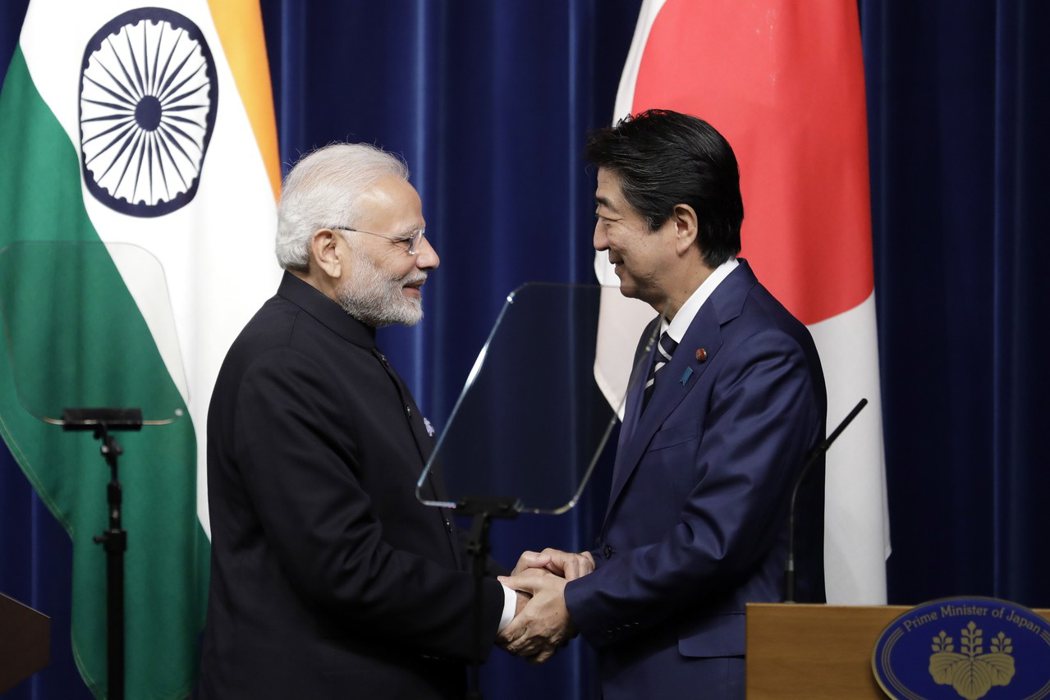 印度總理莫迪（左）與日本首相安倍晉三。（歐新社）