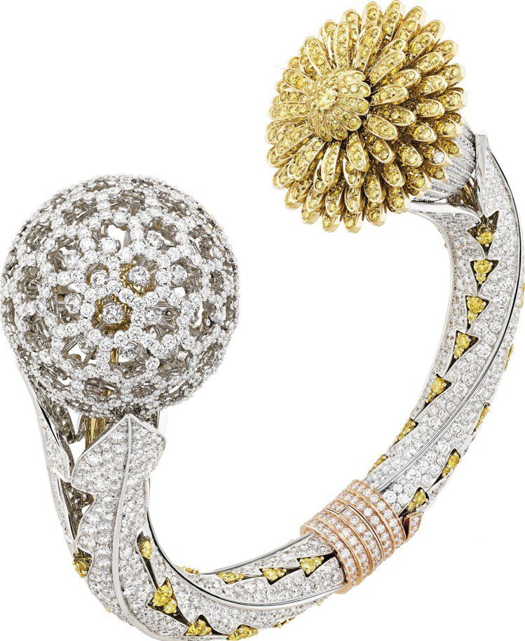 展出現場價值最高的珠寶表，為全球獨一無二作品。Le Jardin Dandelion Secrète 浦公英神秘珠寶腕表，白 K 金、黃 K 金與玫瑰金鑲嵌鑽石與黃鑽，價格店洽。圖／梵克雅寶提供