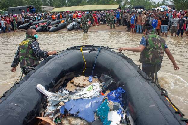 印尼獅航JT610班機10月29日失事墜海，搜救人員用橡皮艇，將他們尋獲的罹難者...