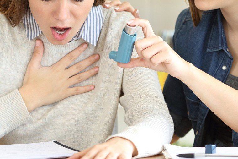 許多氣喘患者擔心使用類固醇有副作用而停藥。圖／ingimage