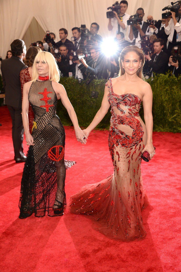 J-Lo選穿出自Versace的火紅的龍圖騰刺繡搭配薄紗禮服，整體鏤空設計非常誘人。圖／Versace提供