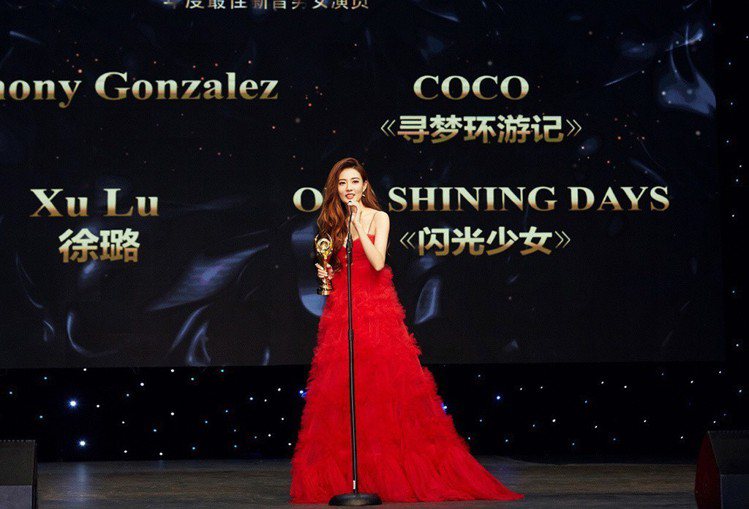 拿下新晉女演員獎的徐璐，則是穿了Valentino 早秋系列大紅色禮服現身。圖／...