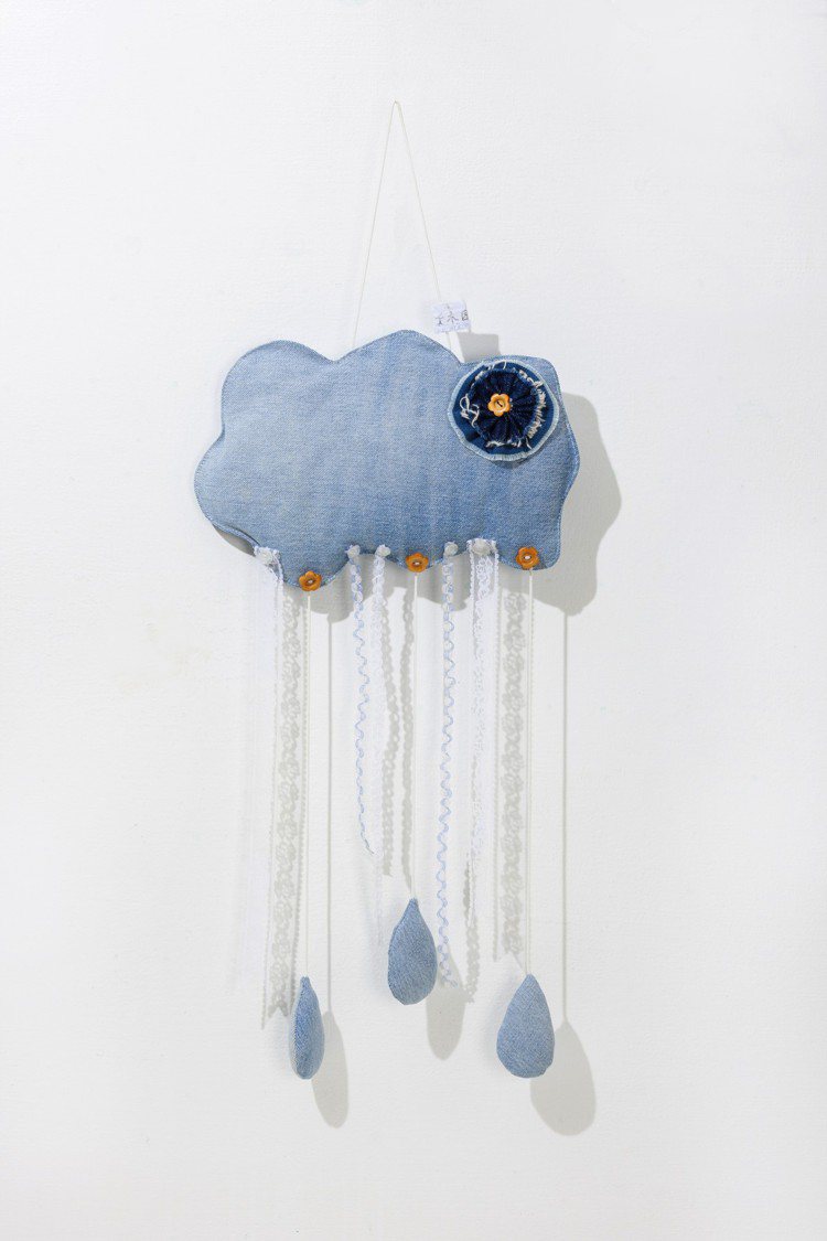 木匠的家再生衣作嬰兒床吊飾藍雲1,080元。圖／picupi挑品提供