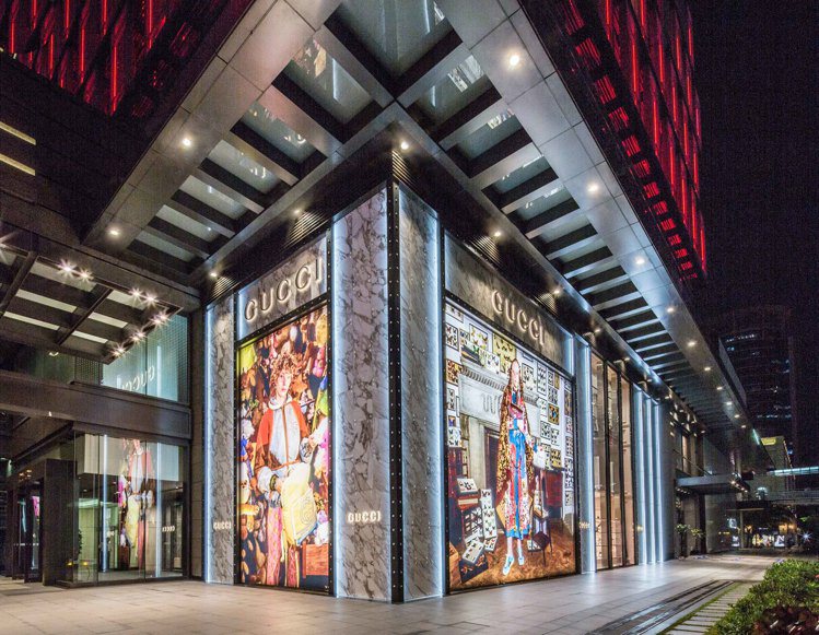 Gucci信義新天地A4店鋪全新設計的外牆面以最新一季的視覺形象覆以大理石材質，彰顯摩登現代的風格。圖／Gucci提供