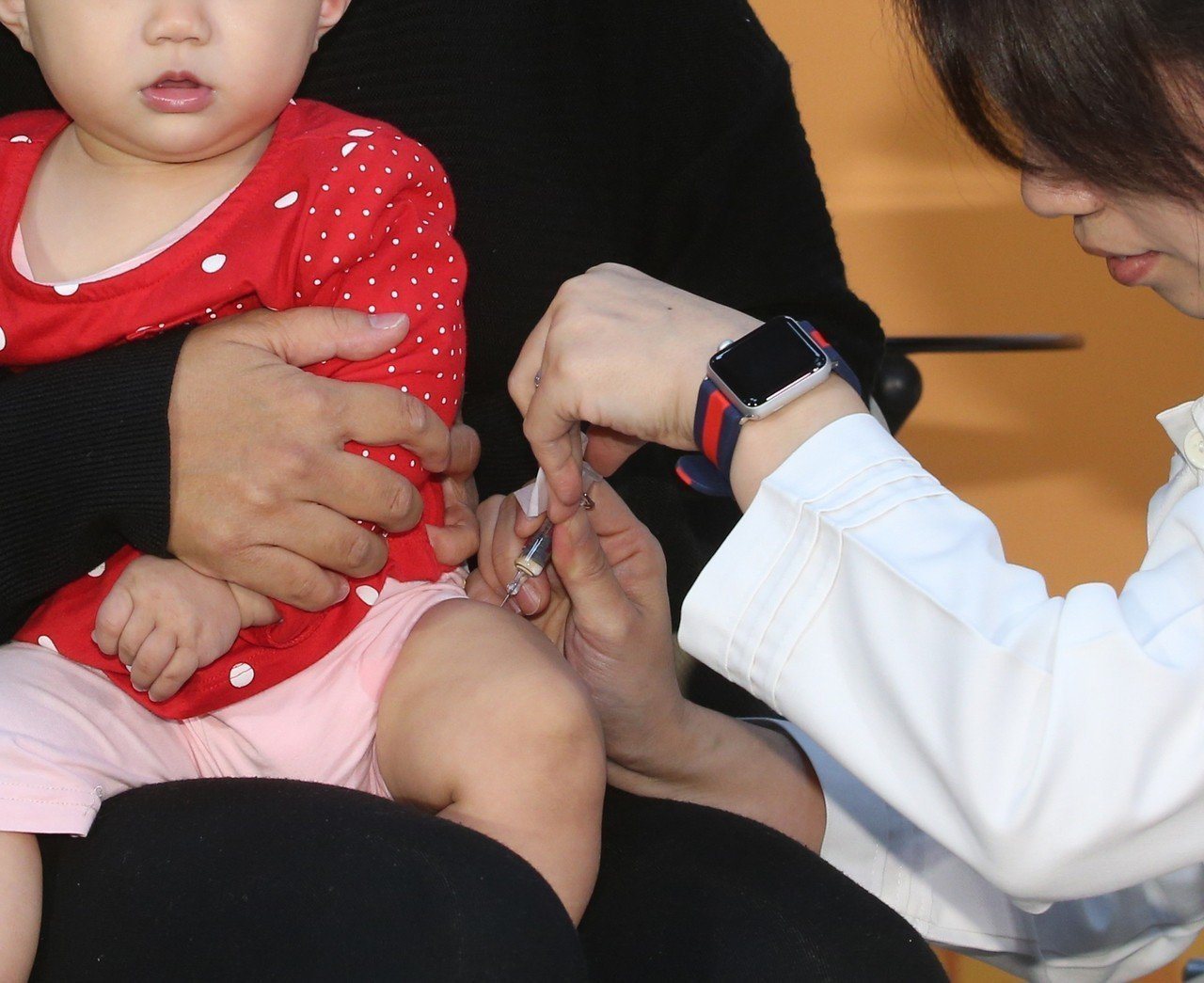 一名一歲左右的孩子接種問題疫苗同批產品，隔天開始拉肚子、連續高燒三天等症狀，但兒童感染科醫師卻指出，絕非因疫苗引起。示意圖非本人。記者葉信菉/攝影