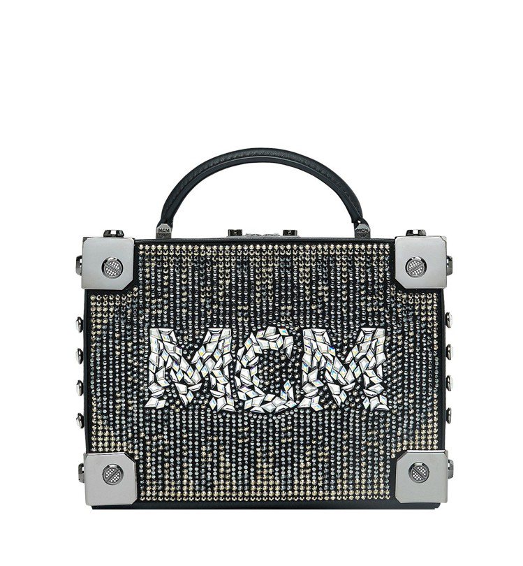 MCM Berlin黑色水晶箱型包，售價96,500元。圖／MCM提供