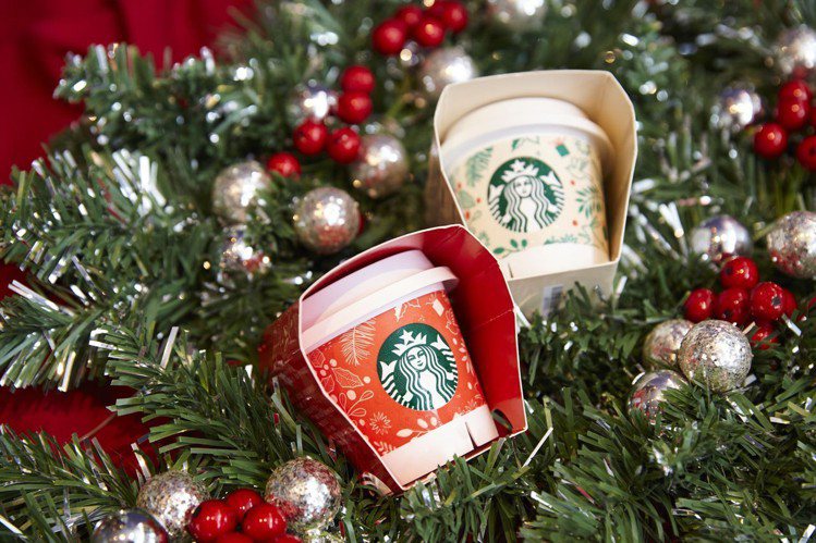 首度推出「太妃焦糖布丁」，與經典原味布丁一起換上耶誕包裝，售價75元。圖／星巴克提供