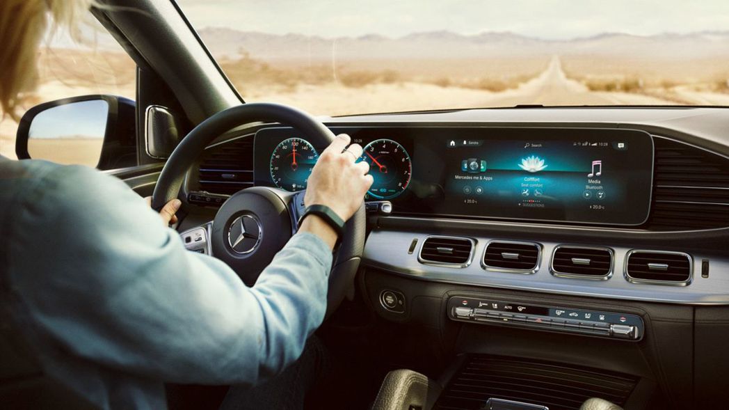 全新Mercedes-Benz GLE全車系標配12.3吋一體成型設計的液晶儀表...