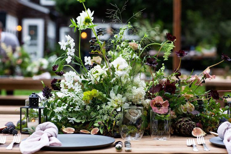 紐約花藝名家設計的餐桌花飾，雅致奪目。圖／摘自Goop