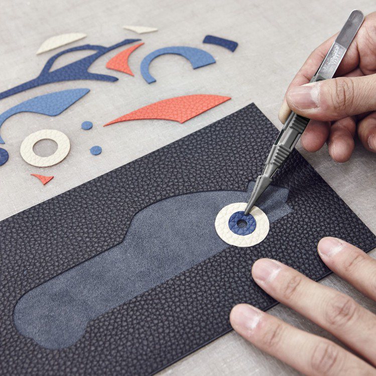 Mosaïque皮革鑲嵌飛機系列來自工匠的巧手拼接。圖／MOYNAT提供