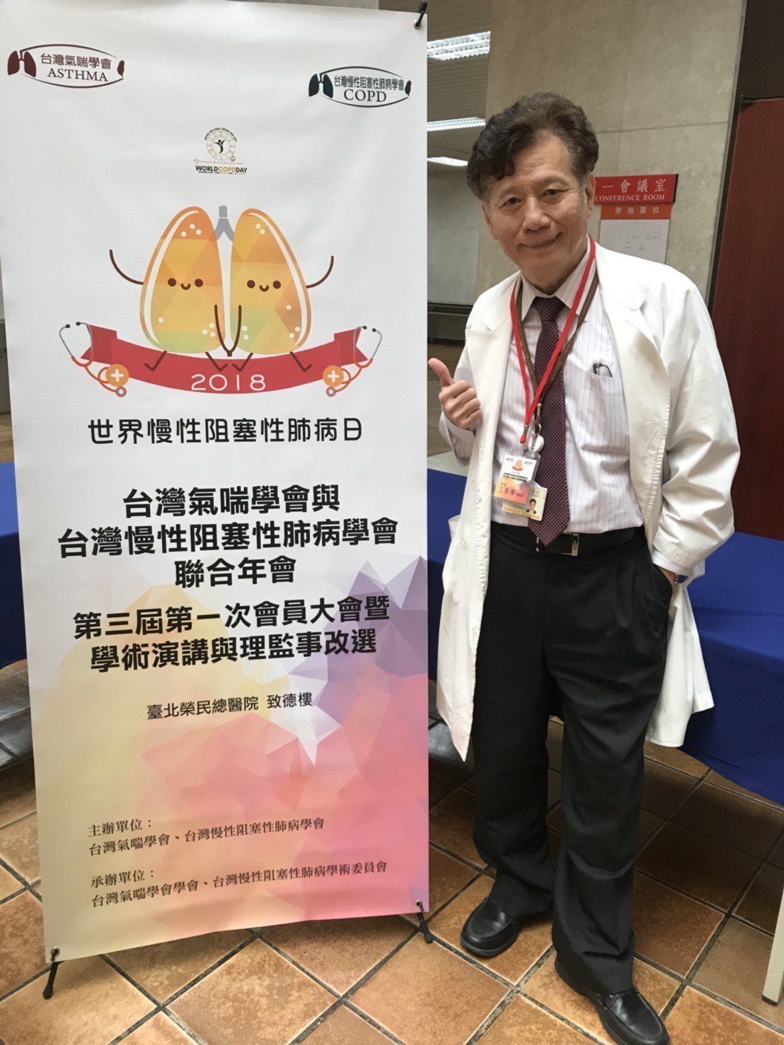 台灣慢性阻塞性肺病學會理事長江啟輝提醒，全台40歲以上吸菸的人約2成有肺病，若民眾有菸後不停咳嗽、喘不過氣等情形，有肺病可能，應速就醫。記者簡浩正／攝影