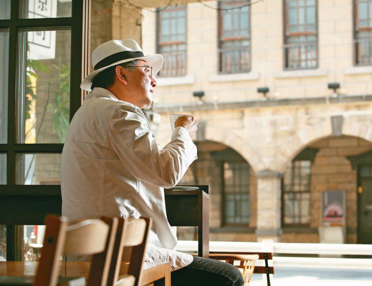 李清志喜歡在咖啡店沈思，一邊欣賞台北撫臺街洋樓。 林澔一／攝影