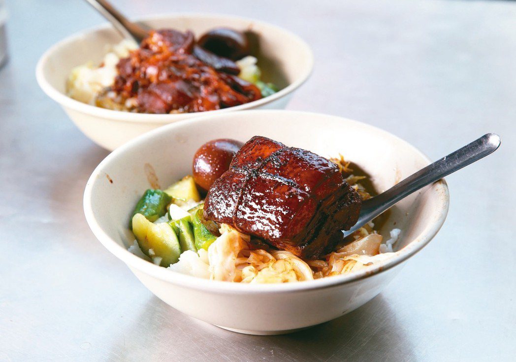 台北撫臺街洋樓旁的豬腳飯與東坡肉是李清志的最愛。 林澔一／攝影