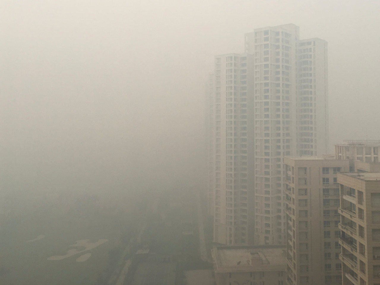 新德里五日遭大片灰濛霧霾籠罩。（路透）