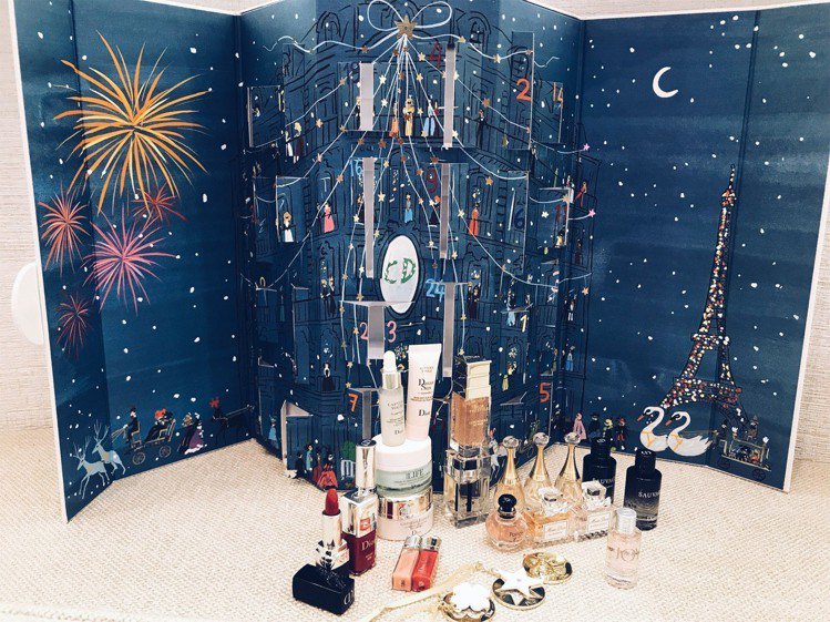 Dior耶誕倒數日曆內含24個人氣經典商品迷你款與造型吊飾，售價12,000元，...
