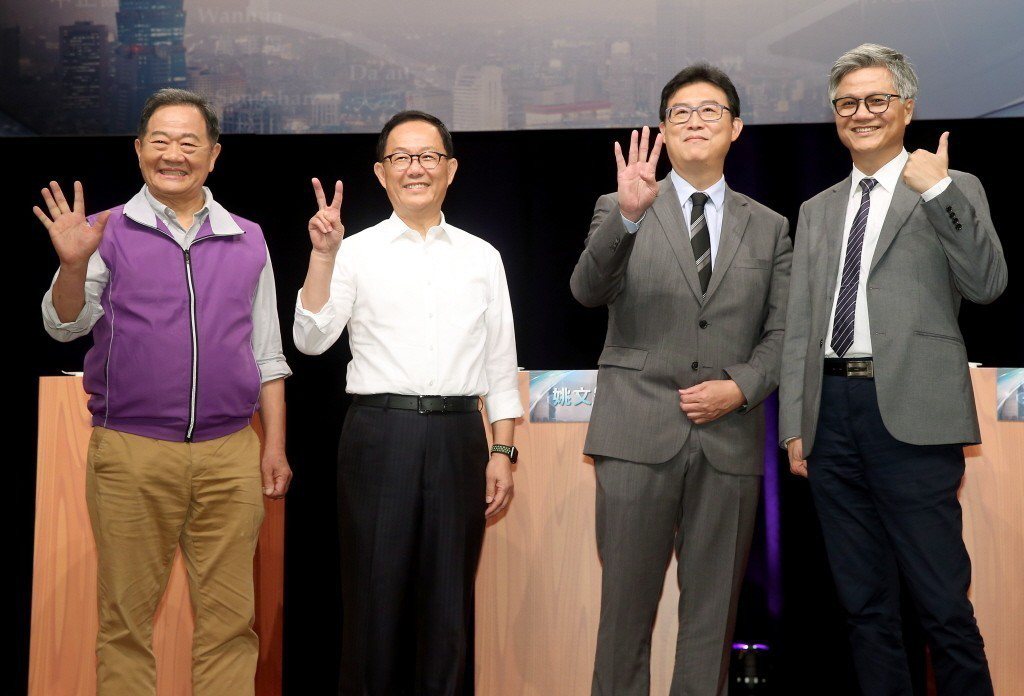 台北市長候選人出席首場台北市長電視辯論會，每人比出自己選舉號次，3號的姚文智卻錯...