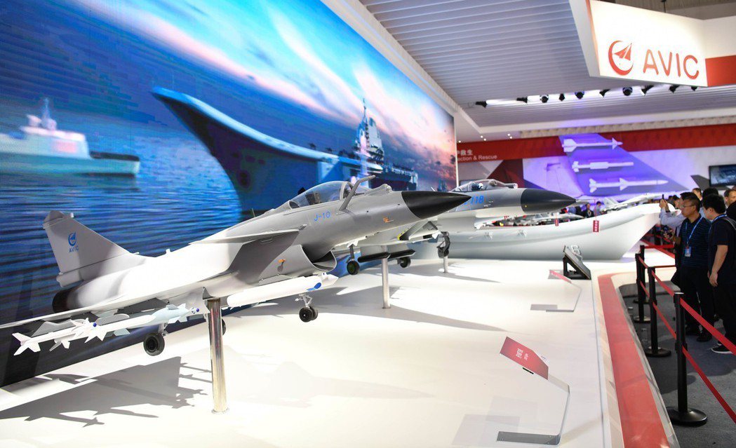 中國航空工業集團公司在珠海航展展出的戰機模型。 （新華社）