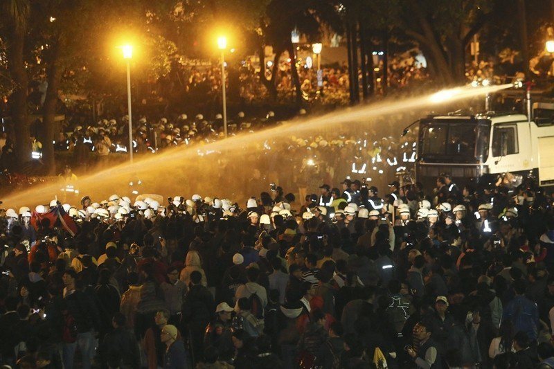 圖為323佔領行政院事件，民眾遭受噴水攻擊強制驅離。 圖／路透社