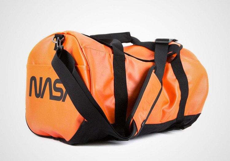 Vans聯手NASA推出Space Voyager系列旅行袋，2,980元。圖／摘自sneakernews.com