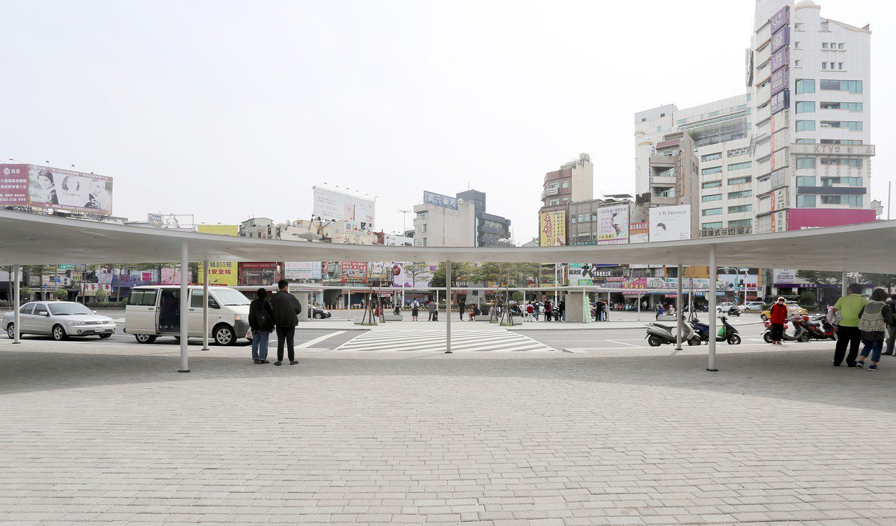 嘉義火車站站前西側廣場整頓。圖／台灣建築獎提供