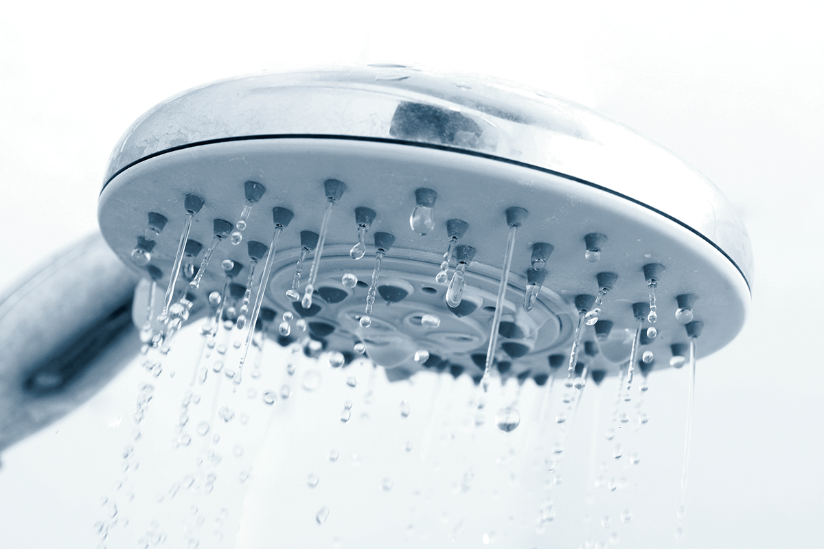你在洗澡的時候，曾注意過你家的蓮蓬頭嗎？仔細看的話就會發現表面藏汙納垢，更別說是裡面了，通常蓮蓬頭都是溫暖潮濕的環境，因此容易孳生細菌。<br />圖／ingimage