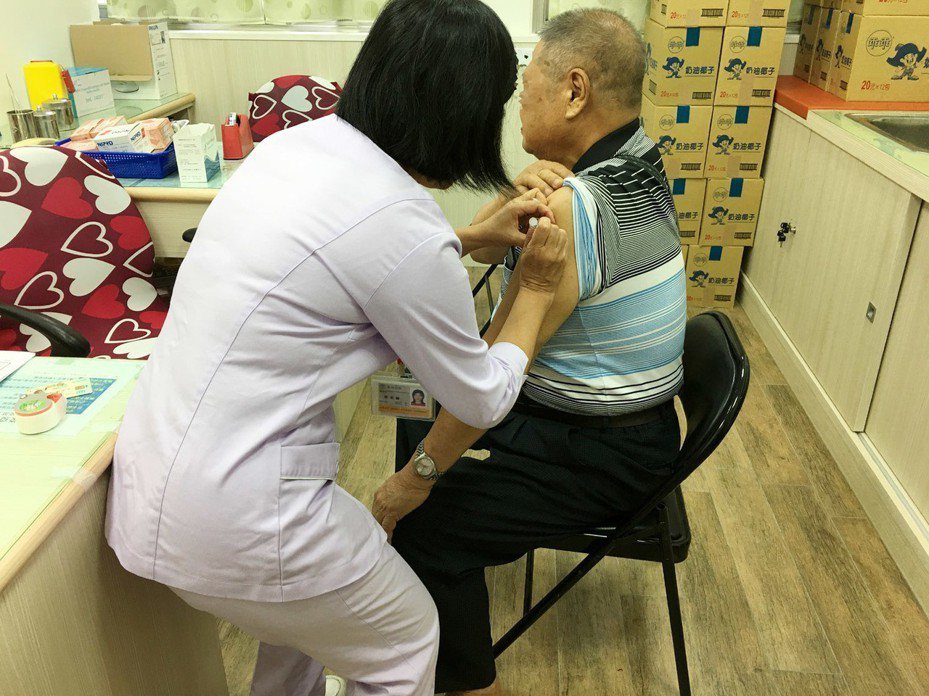 全國流感逐漸進入高峰，桃園市衛生局呼籲3歲幼兒、65歲以上老人趕快接種疫苗。圖／衛生局提供