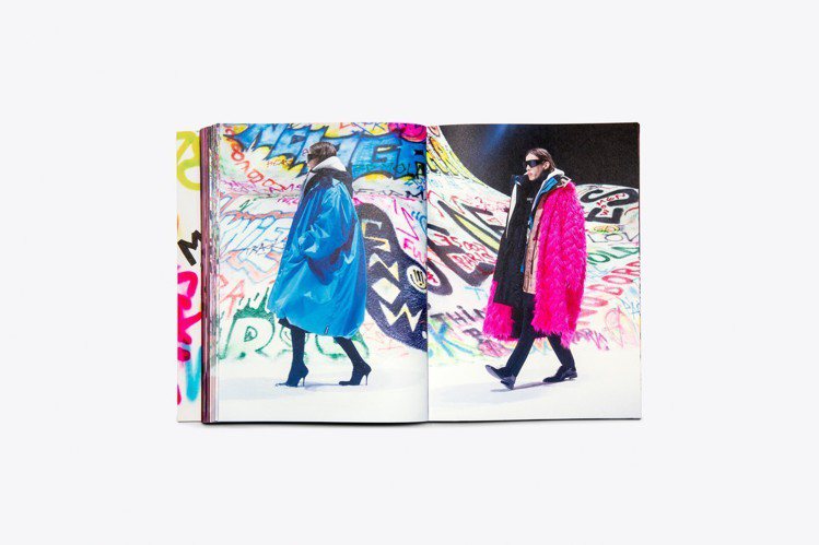 Balenciaga新書主題為「2018冬季時裝秀」，由攝影師Johny Duf...