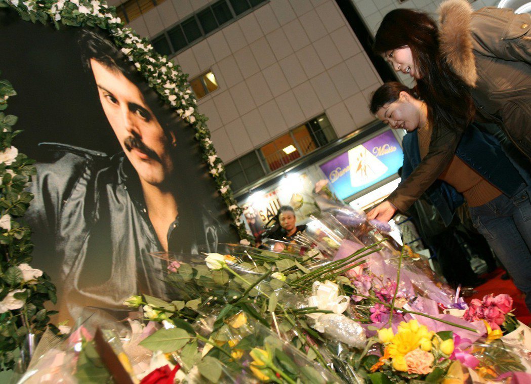 皇后合唱團在日本也有非常多死忠歌迷，圖為2006年在日本東京的佛萊迪逝世15周年...