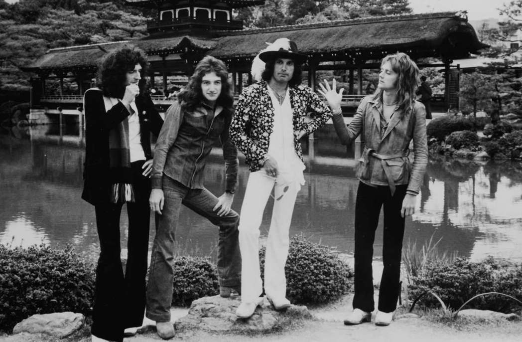 1975年皇后合唱團進軍日本開唱，「初來日」就引爆皇后熱潮，圖為當時在京都所攝。...