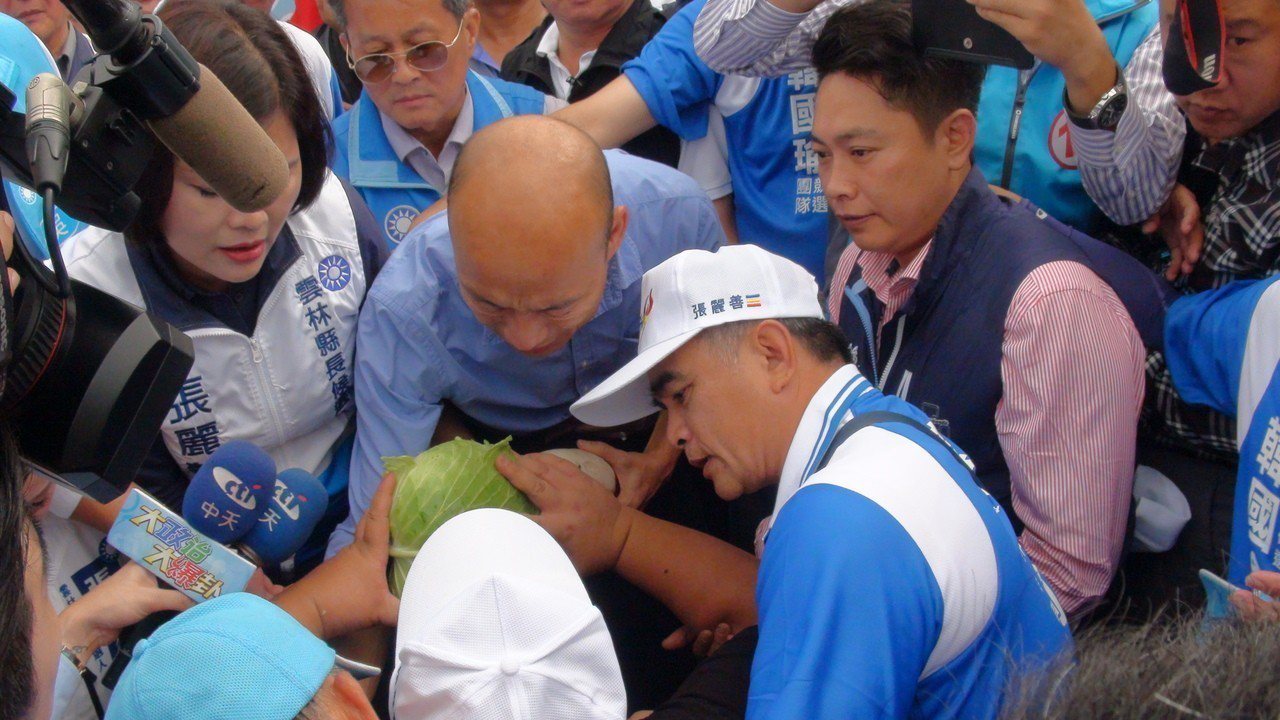 韓國瑜上午在雲林，遇到農民捧高麗菜下跪陳情。記者陳雅玲／攝影