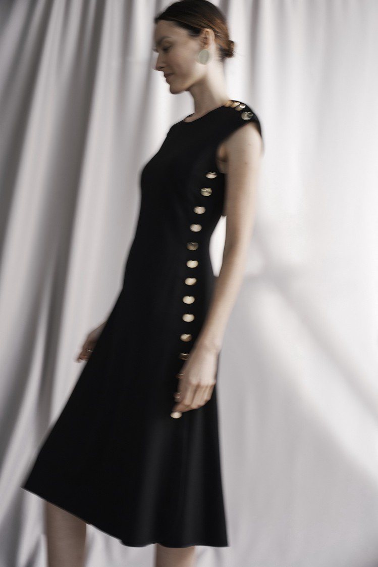 Meghan Marklet同款金釦飾邊黑色洋裝，11,900。圖／Club M...