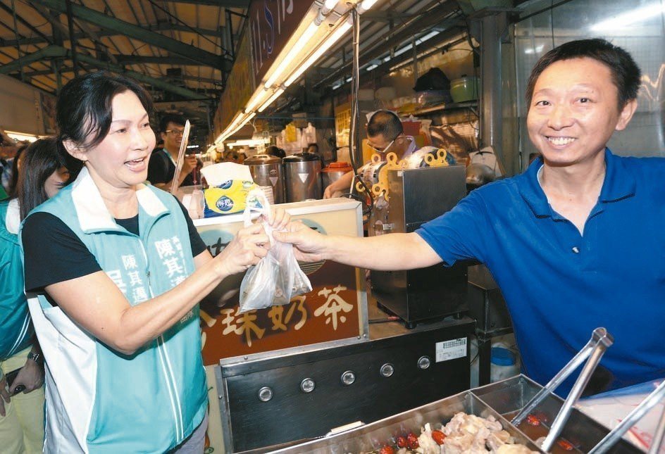 民進黨高雄市長參選人陳其邁妻子吳虹（左）到黃昏市場拉票。 圖／聯合報系資料照片
