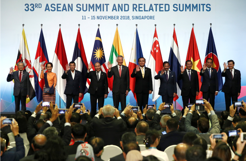 東協各國領袖13日在東協峰會開幕式上合照。 路透