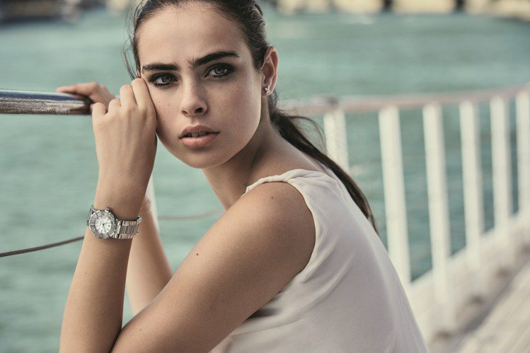 法國頂級珠寶品牌Chaumet在今年重新演繹經典腕表，結合了優雅與隨興的Class One系列女表就是其一。圖／Chaumet提供