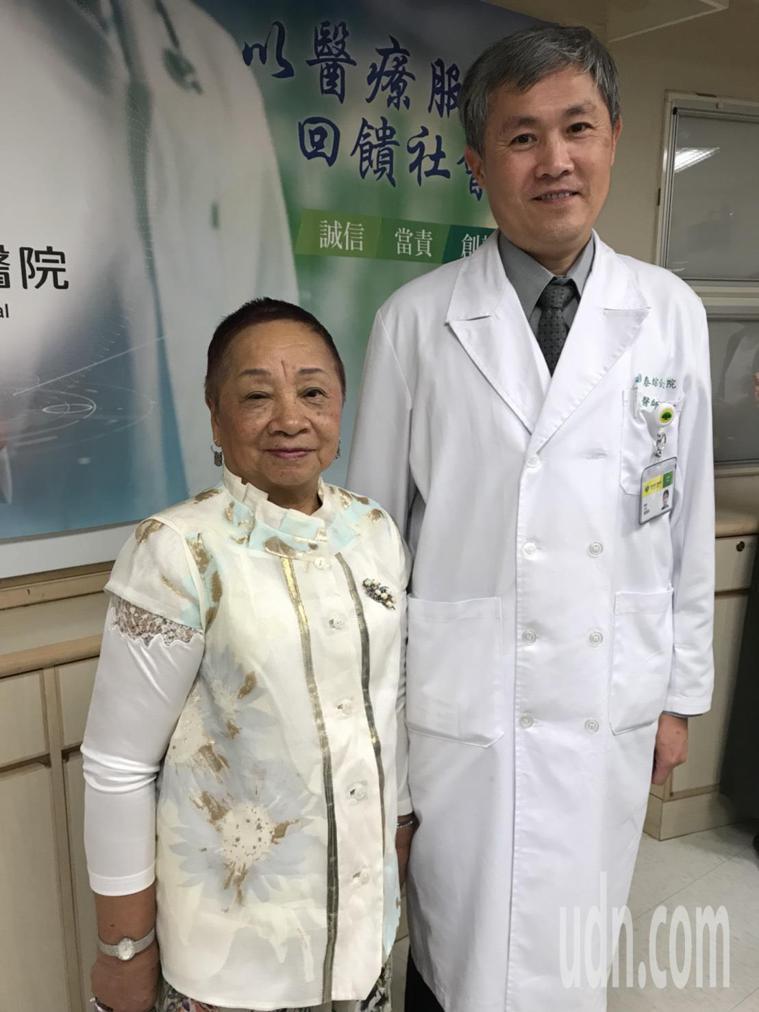 81歲的陳奶奶（圖左）因白內障術後眼睛不適，經國泰醫院檢查發現為角膜水腫併發症，...