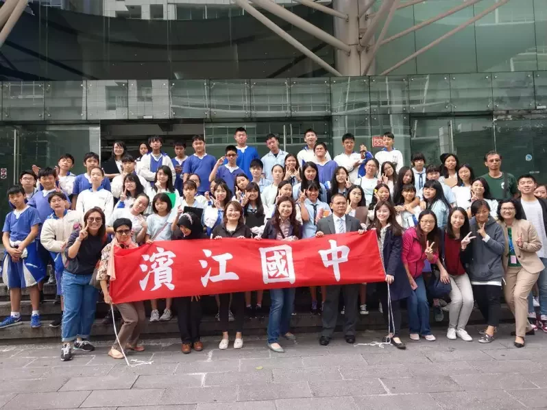 濱江國中師生今天拜訪駐台北印尼經濟貿易代表處，了解移工生活和心聲。