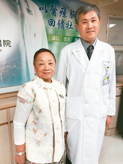 陳奶奶(左)開心的與國泰綜合醫院眼科主任侯育致合影。 記者簡浩正／攝影