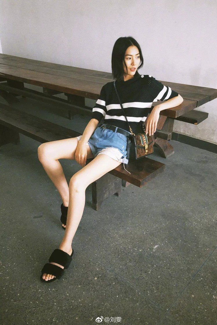 大表姐劉雯以拖鞋大秀美腿。圖／取自微博
