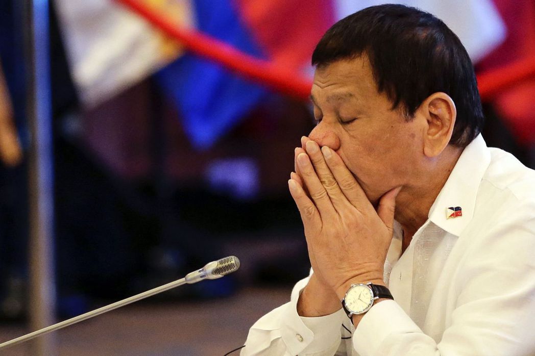 菲律賓總統杜特蒂因操勞國事、睡眠不足，缺席14日的多場東協會議補眠去，圖為他去年...